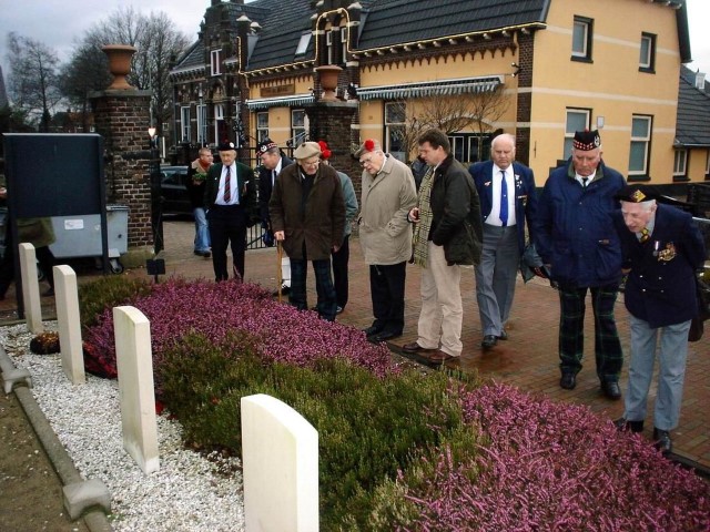 Bezoek oorlogsgraven Ottersum